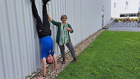 Luc Bernard van Stichting Wijksport en Nancy Rietveld van Natuurlijk heel leuk op het grasveldje van sportpark Mariënhoeve. Op deze plek worden drie beweegtoestellen geplaatst.  